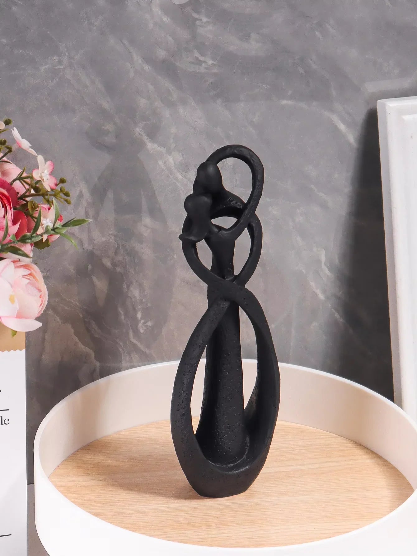 Nordic Embracing Couple Sculpture – Romantic Home Decor for Bookshelf, Living Room & Bedroom