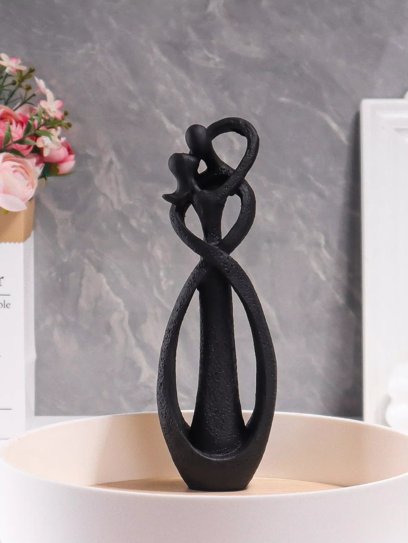 Nordic Embracing Couple Sculpture – Romantic Home Decor for Bookshelf, Living Room & Bedroom